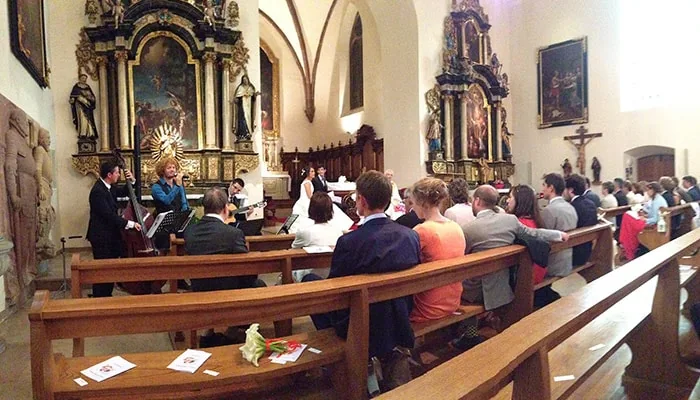 Musiciens accompagnant une cérémonie de mariage