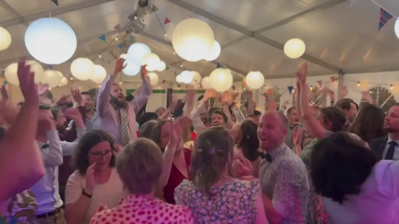 Des invités dansent au cours d’une soirée de mariage