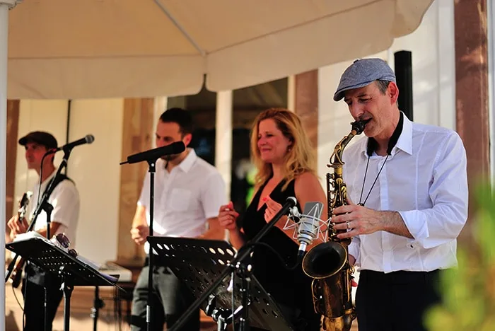 Chanteurs et saxophoniste de Music-Solutions